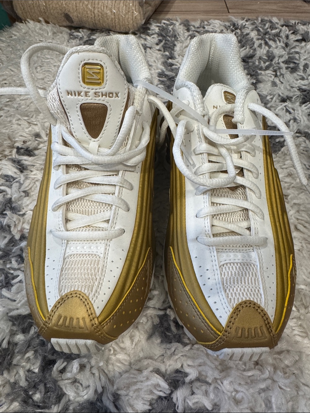 55. Nike Shox R4 Metallic Gold & White Sneakers - Picture 4 of 4